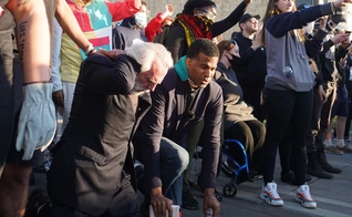 O pastor Dimas Salaberrios pregou a manifestantes nos EUA. (Foto: Dimas Salaberrios)