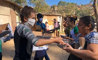 Voluntários cristãos entregam as refeições diariamente. (Foto: Everaldo Carlos)