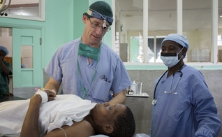Andrew Browning examina uma mulher na África. (Foto: Reprodução/ Collective Hub)