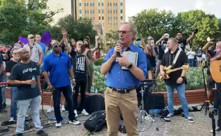 Pastor Max Lucado em vigília de oração na cidade de San Antonio, no Texas. (Foto: Facebook/Community Bible Church)