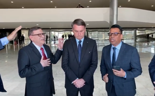Pastores em oração pelo presidente Jair Bolsonaro, em Brasília. (Foto: YouTube/Silas Malafaia)
