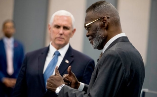 Vice presidente dos EUA, Mike Pence, e o bispo Harry Jackson na Hope Christian Church. (Foto: Andrew Harnik/AP)