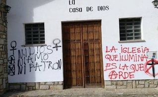 Grafite na fachada de uma igreja católica na Espanha. (Foto: Reprodução/OLRC)