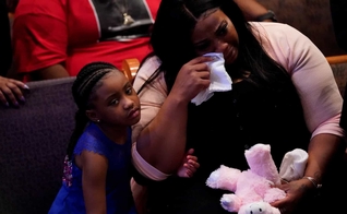 Mulher se emociona em funeral de George Floyd. (Foto: Reprodução/Reuters)