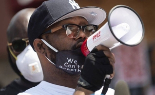 Terrence Floyd, irmão de George Floyd, pede o fim dos protestos violentos. (Foto: Reprodução/Stephen Maturen/ Getty Images/AFP)
