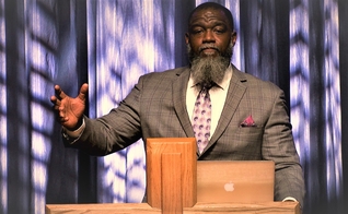 Voddie Baucham é teólogo, palestrante e decano de Teologia da Universidade Cristã Africana em Lusaka, Zâmbia. (Foto: Youtube / Reprodução)