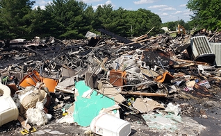 Destroços deixados após o incêndio que atingiu o santuário da Igreja Assembleia de Deus em Clinton. (Foto: Reprodução / AG News)