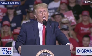 Trump durante discurso de campanha em Tulsa, Oklahoma. (Foto: Reprodução / Info Wars)