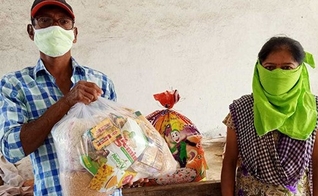 Alimentos sendo distribuídos por igrejas domésticas no Irã. (Foto: Reprodução / Portas Abertas)