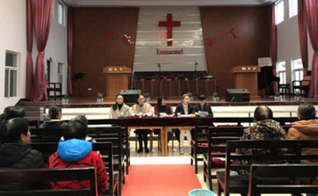 No final do ano passado, funcionários da cidade de Qidong, na província oriental de Jiangsu, realizaram eleições para a administração de uma igreja Three-Self. (Foto: Reprodução/Bitter Winter)