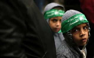 Crianças palestinas usando bandanas do Hamas participam de uma manifestação contra a decisão do presidente Trump de reconhecer Jerusalém como a capital de Israel, na Faixa de Gaza. (Foto: Reprodução: Ibraheem Abu Mustafa / Reuters)