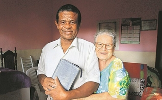 Pastor Evandro com a mulher, Onércia, e a Bíblia, já em casa. (Foto: Dayana Souza/AT)