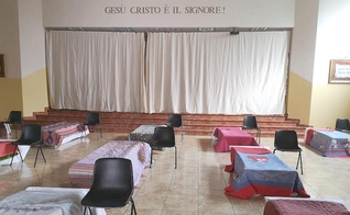 Templo da igreja com camas para receber sem-teto. (Foto: Reprodução / Evangelical Focus)