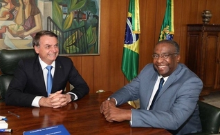 O presidente Jair Bolsonaro ao lado do novo ministro da Educação, Carlos Alberto Decotelli da Silva. (Foto: Reprodução/Twitter)