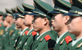 Soldados chineses em guarda na área de Tiananmen durante o 18º Congresso Nacional da China, em Pequim. (Foto: Reprodução/Shutterstock)