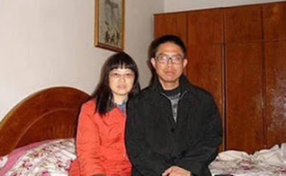 Liu Xianbin com sua esposa, Chen Mingxian, em casa esta noite. (Foto: Reprodução/ChinaAid)