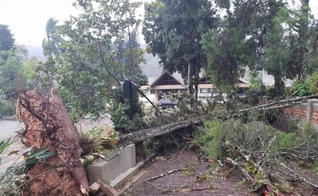 Entrada da Comunidade Luterana do Centro de Blumenau fica destruída pela passagem do ciclone extratropical. (Foto: Reprodução/Milton Jandrey/Facebook)