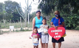 Edileusa (à direita), percorreu 12 km e visitou 54 crianças em lugares sem acesso à internet. (Foto: Divulgação)