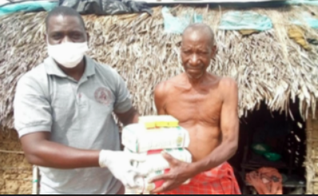 Jonas durante distribuição de alimentos no Quênia. (Foto: Reprodução/TTI)