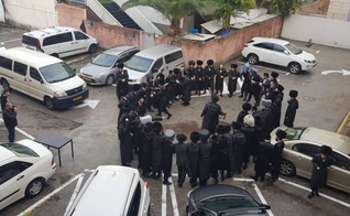 Entrada da congregação messiânica de Beit Hallel bloqueada por ultraortodoxos. (Foto: Reprodução / Beit Hallel)