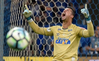 Fábio é o jogador que mais atuou pela equipe do Cruzeiro. (Foto: Washington Alves/Reuters) 