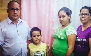 O Pr. Ramón Rigal ao lado da esposa Ayda Expósito e dos filhos. (Foto: Reprodução / Periodic Cubano)