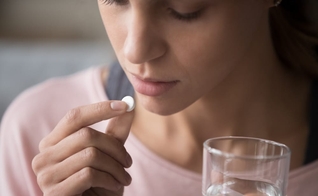 Reino Unido aprovou provisoriamente o uso de pílulas abortivas em casa para que mulheres não precisem ir a clínicas para realizar o procedimento. (Foto: Getty Images)