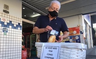 Dono de padaria doa pães a pessoas carentes em Dracena, interior de SP. (Foto: Carlos Volpi/TV Fronteira)