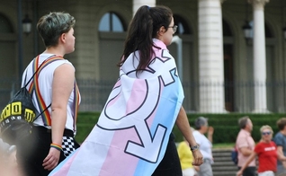 Ativistas durante marcha do Orgulho LGBT. (Foto: Delia Giandeini / Unsplash)