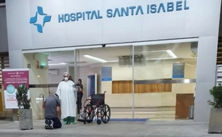 Ao deixar o hospital, o neurologista Moisés Lara se ajoelhou para agradecer a Deus. (Foto: Divulgação / Santa Casa de Piracicaba)