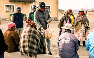 Organização cristã distribui ajuda humanitária em uma área rural da Bolívia. (Foto: MedFund Bolivia)
