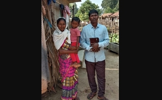 O pastor e missionário Munshi Dev Tado era casado e pai de quatro filhos. Foi assassinado após ter a realização de um culto interrompida em sua própria casa. (Foto: Morning Star News)