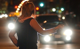 Mulher sinaliza para motoristas em avenida da Alemanha. (Foto: Mark van Manen/Postmedia News)