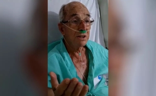 Paciente Gabriel Teixeira cantando no hospital de Itumbiara. (Foto: Reprodução/TV Anhanguera)