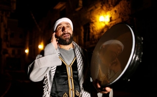 Homem cristão desperta muçulmanos israelenses para comer Sahur. (Foto: Reprodução / Tempo)