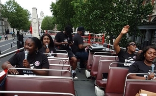 Grupo “Worship the King” sai pelas ruas de Londres proclamando Jesus. (Foto: Reprodução / Instagram)