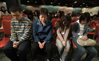 Cristãos participam de um culto de domingo em uma igreja não registrada pelo governo, no distrito de Pequim, em outubro de 2010. (Foto: REUTERS/PETAR KUJUNDZIC)