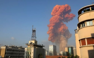 Grande explosão atingiu capital libanesa, Beirute, nesta terça-feira (4). (Foto: Anwar Amro/AFP)