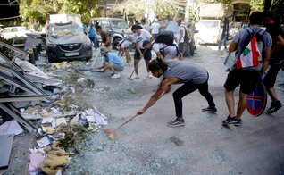 Voluntários limpam detritos das ruas após a explosão: "Não temos um estado para tomar essas medidas". (Foto: Reprodução / AJ Plus)