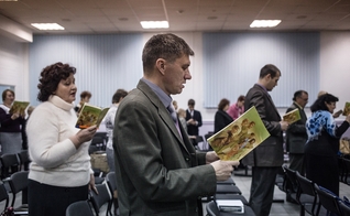 Testemunhas de Jeová durante reunião na cidade de Rostov do Don, na Rússia. (Foto: Alexander Aksakov/Washington Post via Getty Images)