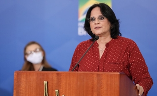 Ministra Damares no lançamento da campanha de enfrentamento à violência doméstica. (Foto: Marcos Corrêa/PR)