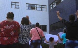 Gabriel acompanhou a homenagem da janela do hospital (Foto: Dayana Souza / AT) 