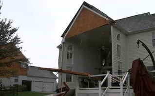 Casa fica destruída após passagem do furacão Isaías. (Foto: Reprodução / GOD TV)