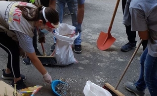 Os voluntários do Heart for Lebanon ajudam a limpar igrejas, apartamentos e ruas. (Foto: Reprodução / Facebook)
