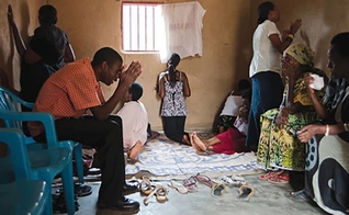 Cristãos oram na África. (Foto: Reprodução / Tyler Hutcherson)
