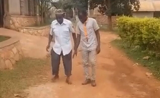 Evangelista Ntale Grace (à direita) testemunha um sobrevivente de acidente de carro (à esquerda) caminhar após anos de paralisia. (Foto: Reprodução / Facebook)