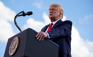 Donald Trump durante comício no aeroporto de Wittman, na cidade de Oshkosh, nos EUA. (Foto: AP/Evan Vucci)