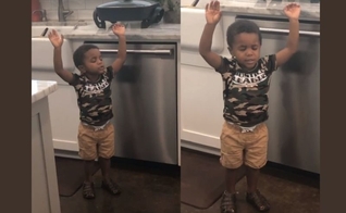Ezekiel, de 2,5 anos para de brincar para adorar a Deus. (Foto: Reprodução / YouTube)