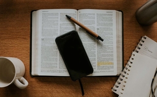 Bíblia impressa e em formato digital. (Foto: Nicolas Lobos / Unsplash)