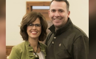 O Pr. John Jordan e sua esposa Stephanie. (Foto: Reprodução / AG)